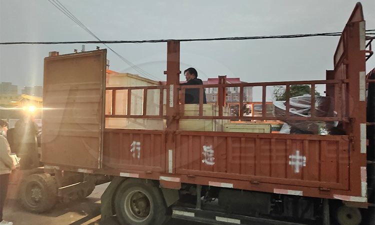 合肥市客户订购一台混合式真空上料机