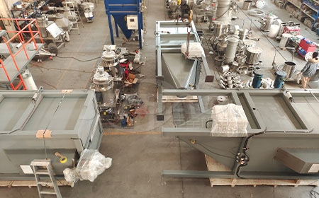 3台吨袋拆包机打包中，准备发货