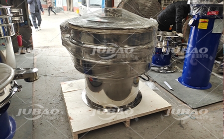 三次元旋振筛发货前木箱打包中