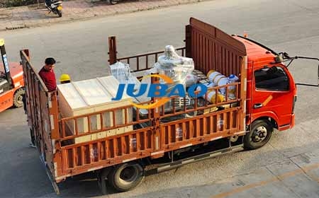 江苏客户订购的无尘投料站+上料机发走